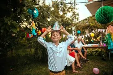 Kind met feestmuts