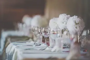 Klaargezette tafel bij een receptie op een bruiloft