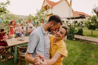 Mensen die in de tuin dansen